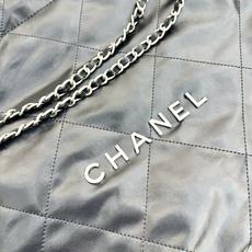 Chanel🌼垃圾袋采用柔软小牛皮,呈现出自然的褶皱感和慵懒气质,区别于传统香奈儿包的硬挺风格。标志性的 Chanel🌼垃圾袋采用柔软小牛皮,呈现出自然的褶皱感和慵懒气质,区别于传统香奈儿包的硬挺风格。标志性的