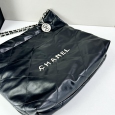 Chanel🌼垃圾袋采用柔软小牛皮,呈现出自然的褶皱感和慵懒气质,区别于传统香奈儿包的硬挺风格。标志性的 Chanel🌼垃圾袋采用柔软小牛皮,呈现出自然的褶皱感和慵懒气质,区别于传统香奈儿包的硬挺风格。标志性的