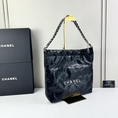 Chanel🌼垃圾袋采用柔软小牛皮,呈现出自然的褶皱感和慵懒气质,区别于传统香奈儿包的硬挺风格。标志性的 Chanel🌼垃圾袋采用柔软小牛皮,呈现出自然的褶皱感和慵懒气质,区别于传统香奈儿包的硬挺风格。标志性的