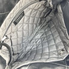 Chanel🌼垃圾袋采用柔软小牛皮,呈现出自然的褶皱感和慵懒气质,区别于传统香奈儿包的硬挺风格。标志性的 Chanel🌼垃圾袋采用柔软小牛皮,呈现出自然的褶皱感和慵懒气质,区别于传统香奈儿包的硬挺风格。标志性的