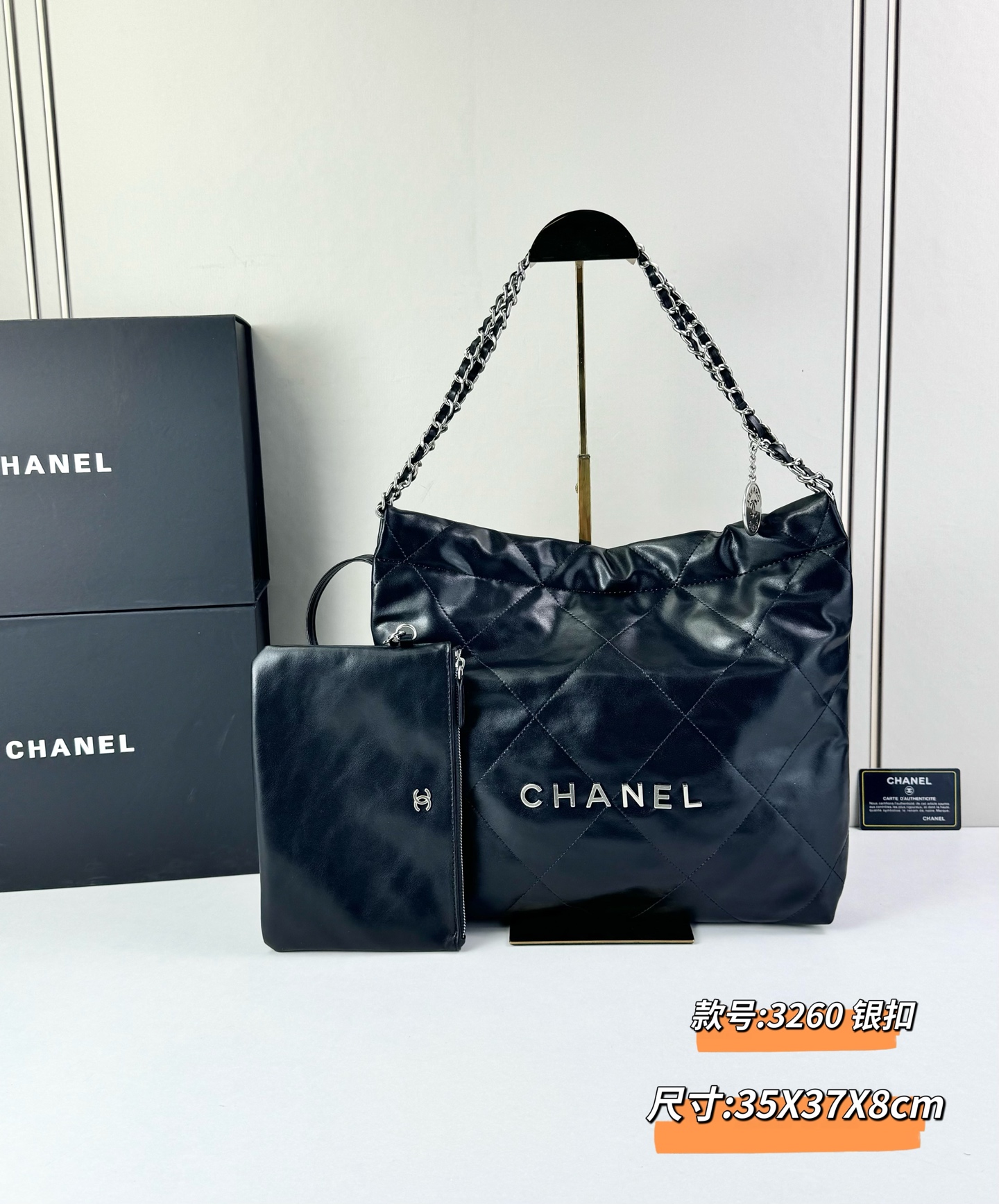 Chanel🌼垃圾袋采用柔软小牛皮，呈现出自然的褶皱感和慵懒气质，区别于传统香奈儿包的硬挺风格。标志性的