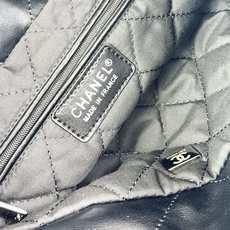 Chanel🌼垃圾袋采用柔软小牛皮,呈现出自然的褶皱感和慵懒气质,区别于传统香奈儿包的硬挺风格。标志性的 Chanel🌼垃圾袋采用柔软小牛皮,呈现出自然的褶皱感和慵懒气质,区别于传统香奈儿包的硬挺风格。标志性的