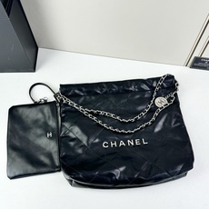 Chanel🌼垃圾袋采用柔软小牛皮,呈现出自然的褶皱感和慵懒气质,区别于传统香奈儿包的硬挺风格。标志性的 Chanel🌼垃圾袋采用柔软小牛皮,呈现出自然的褶皱感和慵懒气质,区别于传统香奈儿包的硬挺风格。标志性的