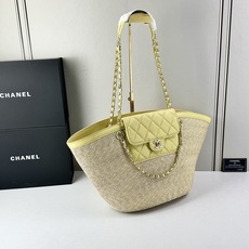 Chanel26C早春新款菜篮子编织包⛱️度假氛围里绕不开的拉菲草以及藤条编织元素 ✨在夏日风情的度假系 Chanel26C早春新款菜篮子编织包⛱️度假氛围里绕不开的拉菲草以及藤条编织元素 ✨在夏日风情的度假系