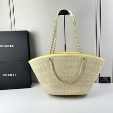 Chanel26C早春新款菜篮子编织包⛱️度假氛围里绕不开的拉菲草以及藤条编织元素 ✨在夏日风情的度假系 Chanel26C早春新款菜篮子编织包⛱️度假氛围里绕不开的拉菲草以及藤条编织元素 ✨在夏日风情的度假系