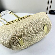 Chanel26C早春新款菜篮子编织包⛱️度假氛围里绕不开的拉菲草以及藤条编织元素 ✨在夏日风情的度假系 Chanel26C早春新款菜篮子编织包⛱️度假氛围里绕不开的拉菲草以及藤条编织元素 ✨在夏日风情的度假系