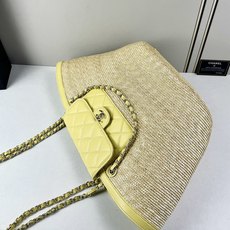 Chanel26C早春新款菜篮子编织包⛱️度假氛围里绕不开的拉菲草以及藤条编织元素 ✨在夏日风情的度假系 Chanel26C早春新款菜篮子编织包⛱️度假氛围里绕不开的拉菲草以及藤条编织元素 ✨在夏日风情的度假系