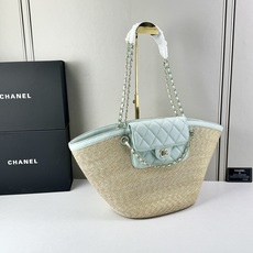 Chanel26C早春新款菜篮子编织包⛱️度假氛围里绕不开的拉菲草以及藤条编织元素 ✨在夏日风情的度假系 Chanel26C早春新款菜篮子编织包⛱️度假氛围里绕不开的拉菲草以及藤条编织元素 ✨在夏日风情的度假系