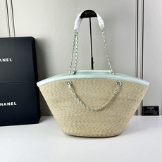 Chanel26C早春新款菜篮子编织包⛱️度假氛围里绕不开的拉菲草以及藤条编织元素 ✨在夏日风情的度假系 Chanel26C早春新款菜篮子编织包⛱️度假氛围里绕不开的拉菲草以及藤条编织元素 ✨在夏日风情的度假系