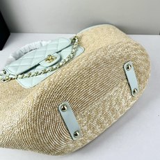 Chanel26C早春新款菜篮子编织包⛱️度假氛围里绕不开的拉菲草以及藤条编织元素 ✨在夏日风情的度假系 Chanel26C早春新款菜篮子编织包⛱️度假氛围里绕不开的拉菲草以及藤条编织元素 ✨在夏日风情的度假系