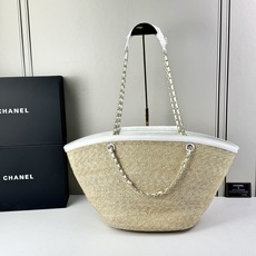 Chanel26C早春新款菜篮子编织包⛱️度假氛围里绕不开的拉菲草以及藤条编织元素 ✨在夏日风情的度假系 Chanel26C早春新款菜篮子编织包⛱️度假氛围里绕不开的拉菲草以及藤条编织元素 ✨在夏日风情的度假系