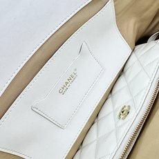 Chanel26C早春新款菜篮子编织包⛱️度假氛围里绕不开的拉菲草以及藤条编织元素 ✨在夏日风情的度假系 Chanel26C早春新款菜篮子编织包⛱️度假氛围里绕不开的拉菲草以及藤条编织元素 ✨在夏日风情的度假系