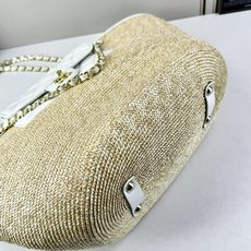 Chanel26C早春新款菜篮子编织包⛱️度假氛围里绕不开的拉菲草以及藤条编织元素 ✨在夏日风情的度假系 Chanel26C早春新款菜篮子编织包⛱️度假氛围里绕不开的拉菲草以及藤条编织元素 ✨在夏日风情的度假系