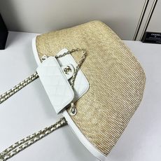 Chanel26C早春新款菜篮子编织包⛱️度假氛围里绕不开的拉菲草以及藤条编织元素 ✨在夏日风情的度假系 Chanel26C早春新款菜篮子编织包⛱️度假氛围里绕不开的拉菲草以及藤条编织元素 ✨在夏日风情的度假系