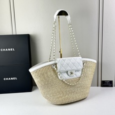 Chanel26C早春新款菜篮子编织包⛱️度假氛围里绕不开的拉菲草以及藤条编织元素 ✨在夏日风情的度假系 Chanel26C早春新款菜篮子编织包⛱️度假氛围里绕不开的拉菲草以及藤条编织元素 ✨在夏日风情的度假系