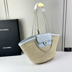Chanel26C早春新款菜篮子编织包⛱️度假氛围里绕不开的拉菲草以及藤条编织元素 ✨在夏日风情的度假系 Chanel26C早春新款菜篮子编织包⛱️度假氛围里绕不开的拉菲草以及藤条编织元素 ✨在夏日风情的度假系