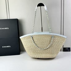 Chanel26C早春新款菜篮子编织包⛱️度假氛围里绕不开的拉菲草以及藤条编织元素 ✨在夏日风情的度假系 Chanel26C早春新款菜篮子编织包⛱️度假氛围里绕不开的拉菲草以及藤条编织元素 ✨在夏日风情的度假系