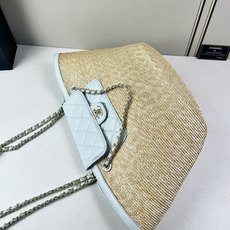 Chanel26C早春新款菜篮子编织包⛱️度假氛围里绕不开的拉菲草以及藤条编织元素 ✨在夏日风情的度假系 Chanel26C早春新款菜篮子编织包⛱️度假氛围里绕不开的拉菲草以及藤条编织元素 ✨在夏日风情的度假系