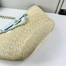 Chanel26C早春新款菜篮子编织包⛱️度假氛围里绕不开的拉菲草以及藤条编织元素 ✨在夏日风情的度假系 Chanel26C早春新款菜篮子编织包⛱️度假氛围里绕不开的拉菲草以及藤条编织元素 ✨在夏日风情的度假系