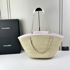 Chanel26C早春新款菜篮子编织包⛱️度假氛围里绕不开的拉菲草以及藤条编织元素 ✨在夏日风情的度假系 Chanel26C早春新款菜篮子编织包⛱️度假氛围里绕不开的拉菲草以及藤条编织元素 ✨在夏日风情的度假系