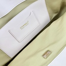 Chanel26C早春新款菜篮子编织包⛱️度假氛围里绕不开的拉菲草以及藤条编织元素 ✨在夏日风情的度假系 Chanel26C早春新款菜篮子编织包⛱️度假氛围里绕不开的拉菲草以及藤条编织元素 ✨在夏日风情的度假系
