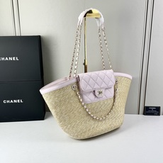 Chanel26C早春新款菜篮子编织包⛱️度假氛围里绕不开的拉菲草以及藤条编织元素 ✨在夏日风情的度假系 Chanel26C早春新款菜篮子编织包⛱️度假氛围里绕不开的拉菲草以及藤条编织元素 ✨在夏日风情的度假系