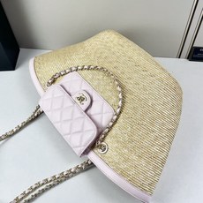 Chanel26C早春新款菜篮子编织包⛱️度假氛围里绕不开的拉菲草以及藤条编织元素 ✨在夏日风情的度假系 Chanel26C早春新款菜篮子编织包⛱️度假氛围里绕不开的拉菲草以及藤条编织元素 ✨在夏日风情的度假系