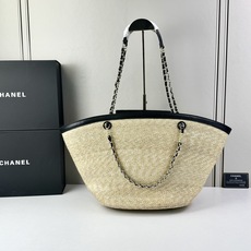 Chanel26C早春新款菜篮子编织包⛱️度假氛围里绕不开的拉菲草以及藤条编织元素 ✨在夏日风情的度假系 Chanel26C早春新款菜篮子编织包⛱️度假氛围里绕不开的拉菲草以及藤条编织元素 ✨在夏日风情的度假系
