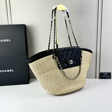 Chanel26C早春新款菜篮子编织包⛱️度假氛围里绕不开的拉菲草以及藤条编织元素 ✨在夏日风情的度假系 Chanel26C早春新款菜篮子编织包⛱️度假氛围里绕不开的拉菲草以及藤条编织元素 ✨在夏日风情的度假系
