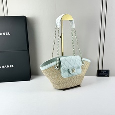 Chanel26C早春新款菜篮子编织包⛱️度假氛围里绕不开的拉菲草以及藤条编织元素 ✨在夏日风情的度假系 Chanel26C早春新款菜篮子编织包⛱️度假氛围里绕不开的拉菲草以及藤条编织元素 ✨在夏日风情的度假系