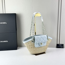 Chanel26C早春新款菜篮子编织包⛱️度假氛围里绕不开的拉菲草以及藤条编织元素 ✨在夏日风情的度假系 Chanel26C早春新款菜篮子编织包⛱️度假氛围里绕不开的拉菲草以及藤条编织元素 ✨在夏日风情的度假系