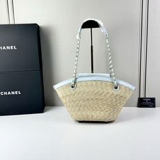 Chanel26C早春新款菜篮子编织包⛱️度假氛围里绕不开的拉菲草以及藤条编织元素 ✨在夏日风情的度假系 Chanel26C早春新款菜篮子编织包⛱️度假氛围里绕不开的拉菲草以及藤条编织元素 ✨在夏日风情的度假系