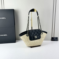Chanel26C早春新款菜篮子编织包⛱️度假氛围里绕不开的拉菲草以及藤条编织元素 ✨在夏日风情的度假系 Chanel26C早春新款菜篮子编织包⛱️度假氛围里绕不开的拉菲草以及藤条编织元素 ✨在夏日风情的度假系