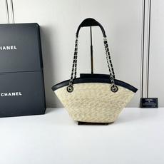 Chanel26C早春新款菜篮子编织包⛱️度假氛围里绕不开的拉菲草以及藤条编织元素 ✨在夏日风情的度假系 Chanel26C早春新款菜篮子编织包⛱️度假氛围里绕不开的拉菲草以及藤条编织元素 ✨在夏日风情的度假系