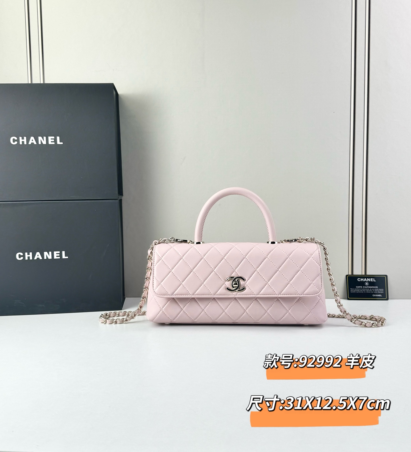 这款Chanel 横版新款 出新羊皮材质啦采用经典菱格纹设计，搭配淡金色五金，视觉上高级感十足，自带“财