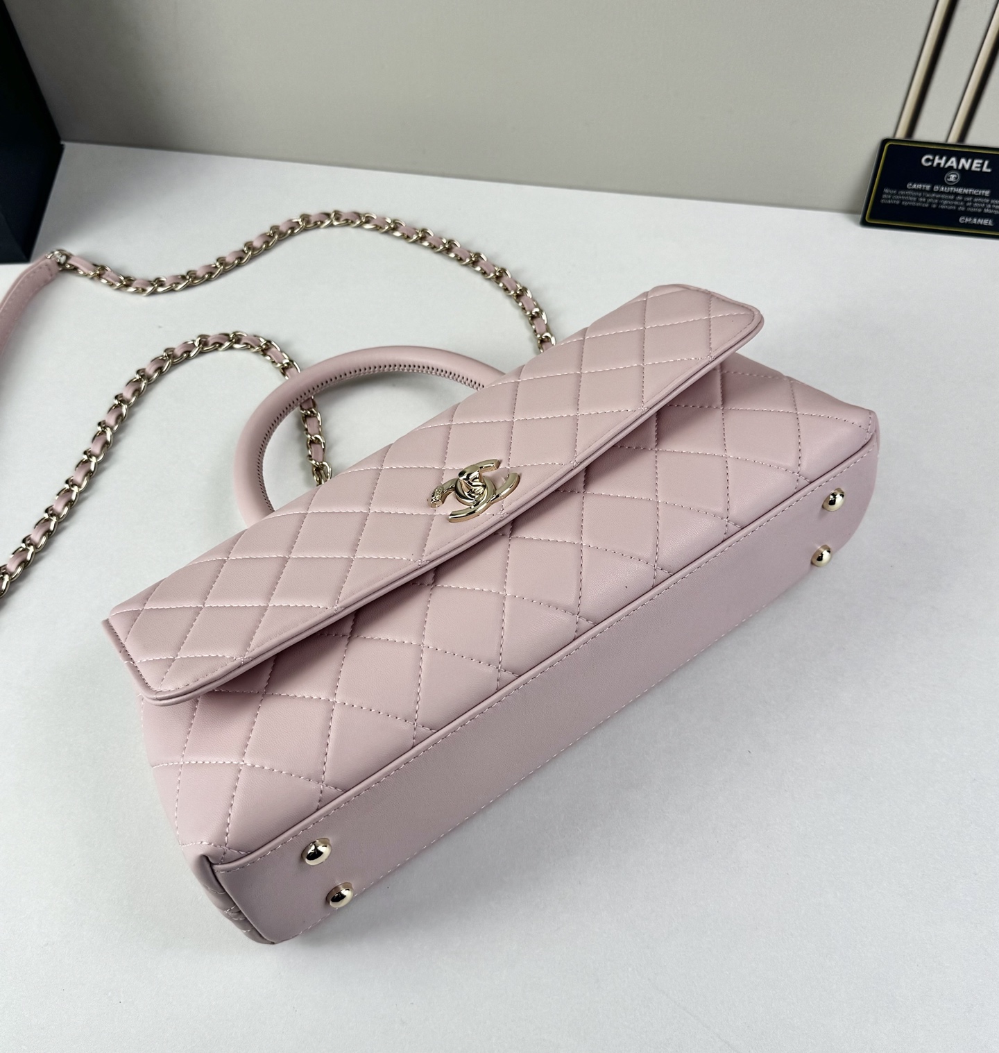这款Chanel 横版新款 出新羊皮材质啦采用经典菱格纹设计，搭配淡金色五金，视觉上高级感十足，自带“财