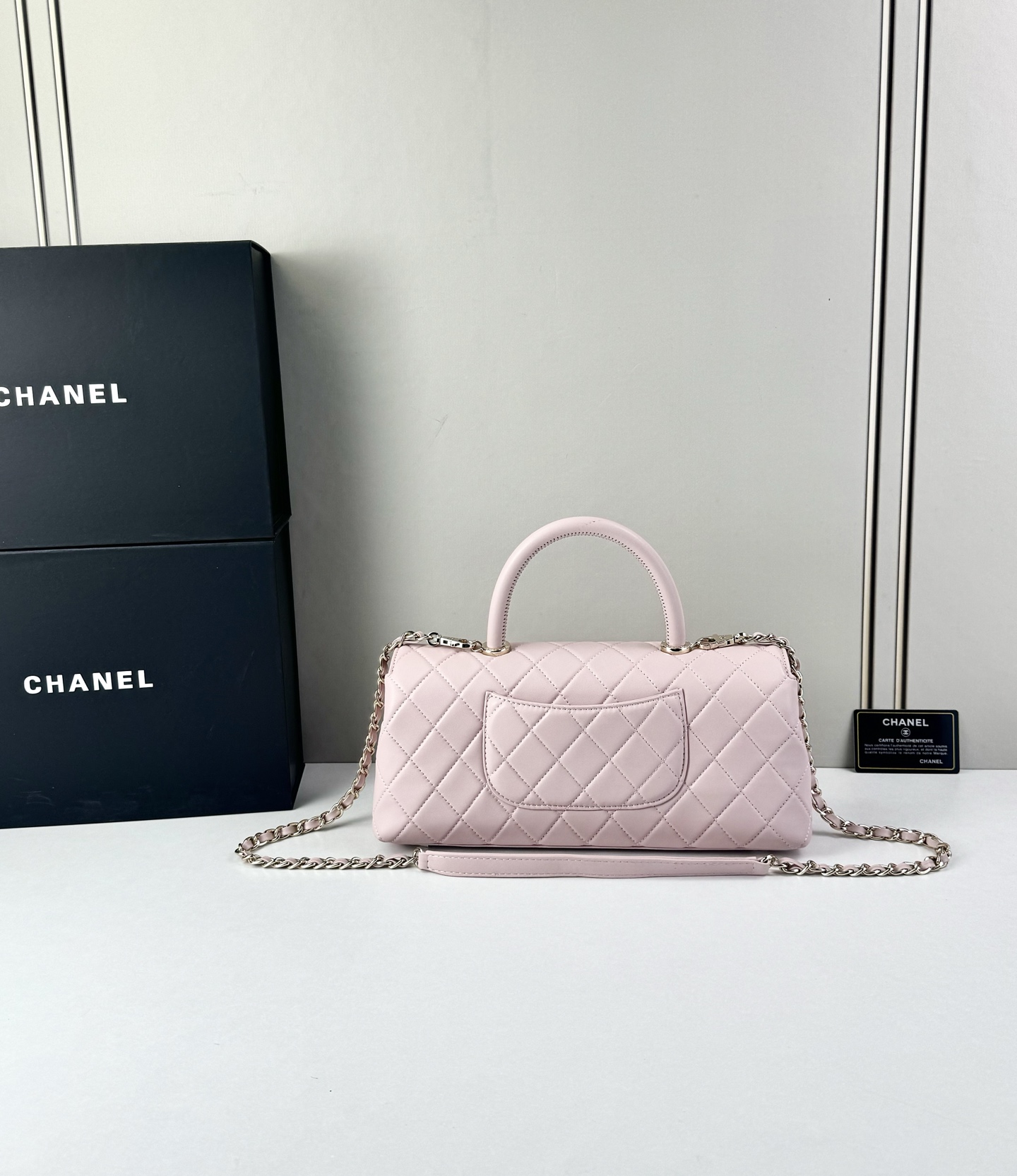 这款Chanel 横版新款 出新羊皮材质啦采用经典菱格纹设计，搭配淡金色五金，视觉上高级感十足，自带“财