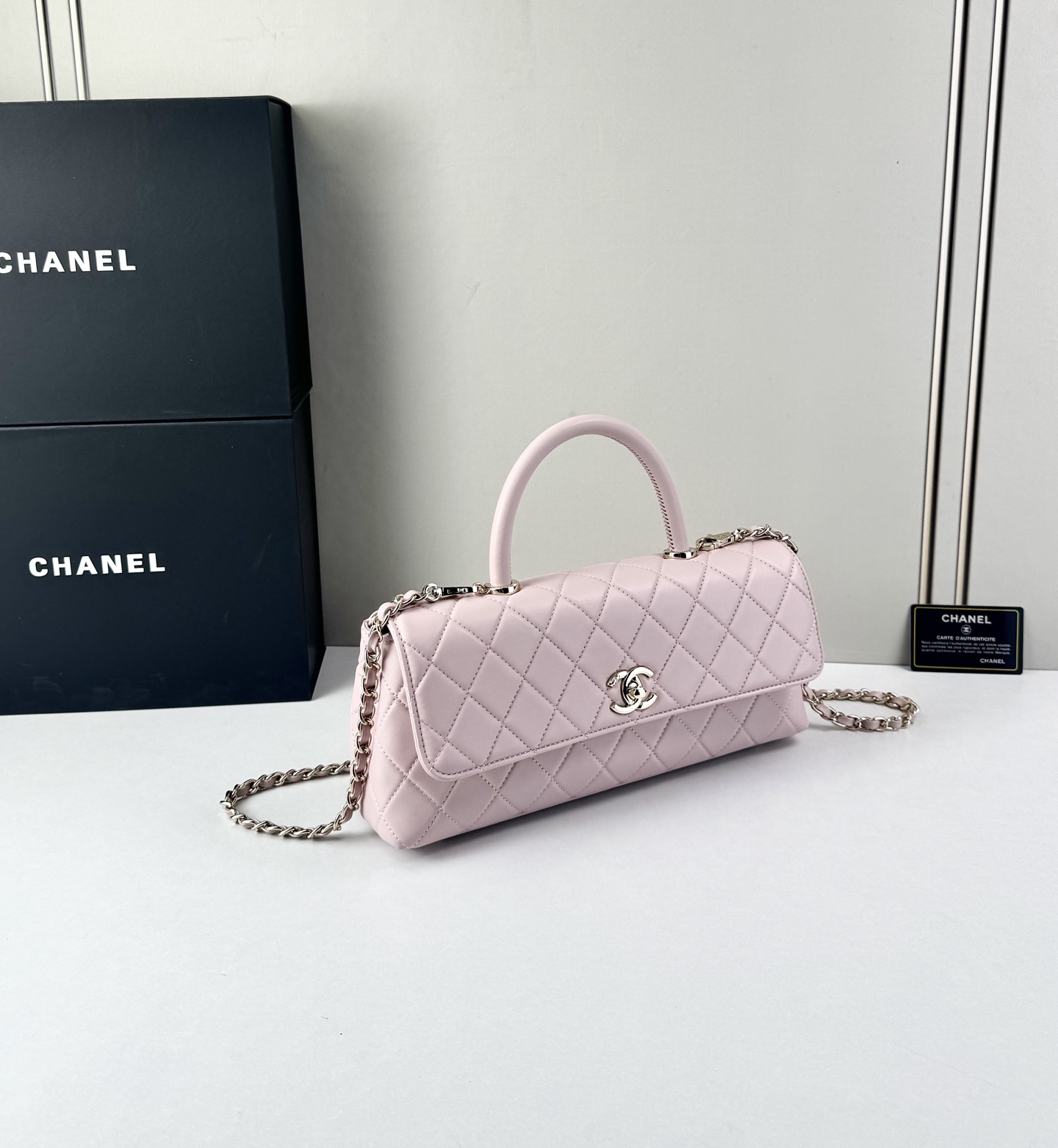 这款Chanel 横版新款 出新羊皮材质啦采用经典菱格纹设计，搭配淡金色五金，视觉上高级感十足，自带“财