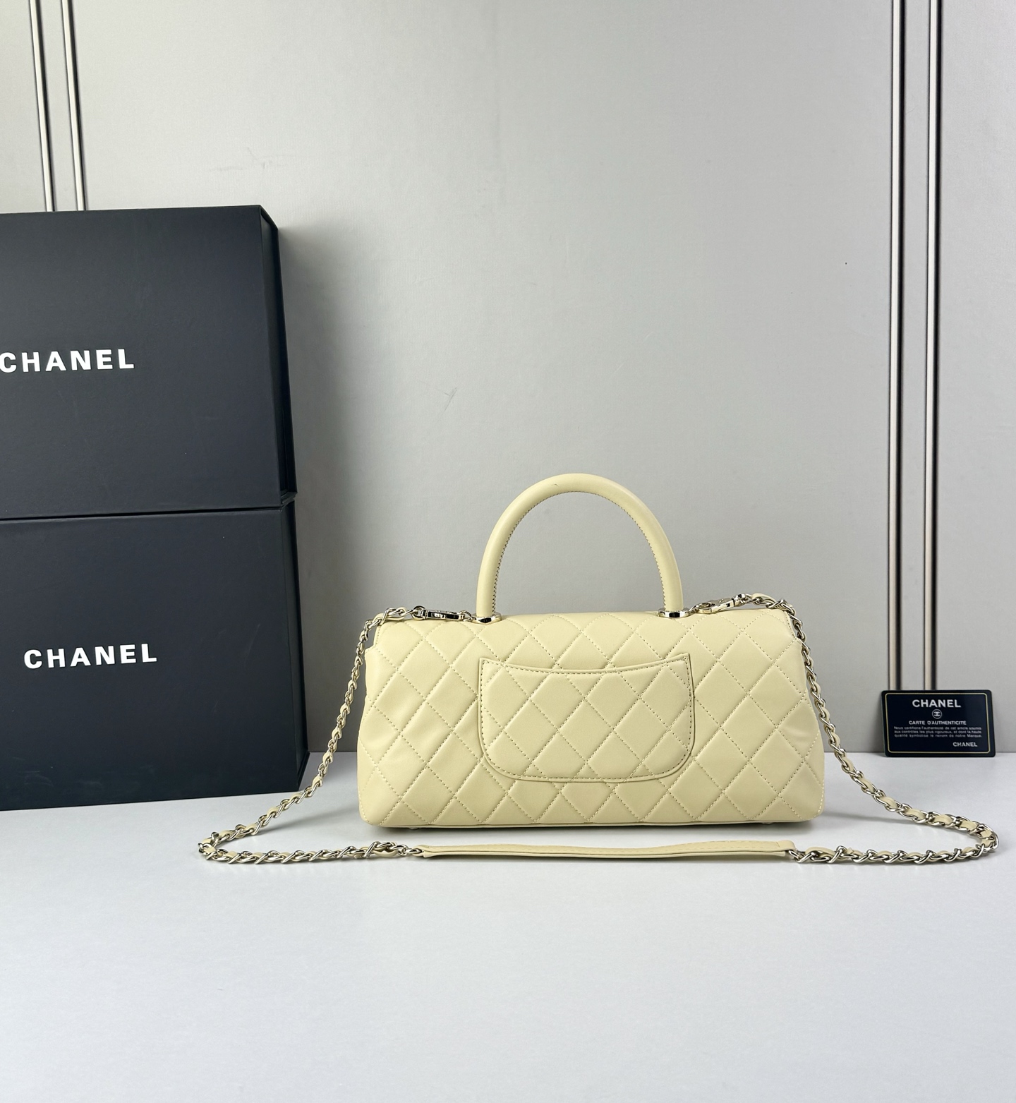 这款Chanel 横版新款 出新羊皮材质啦采用经典菱格纹设计，搭配淡金色五金，视觉上高级感十足，自带“财