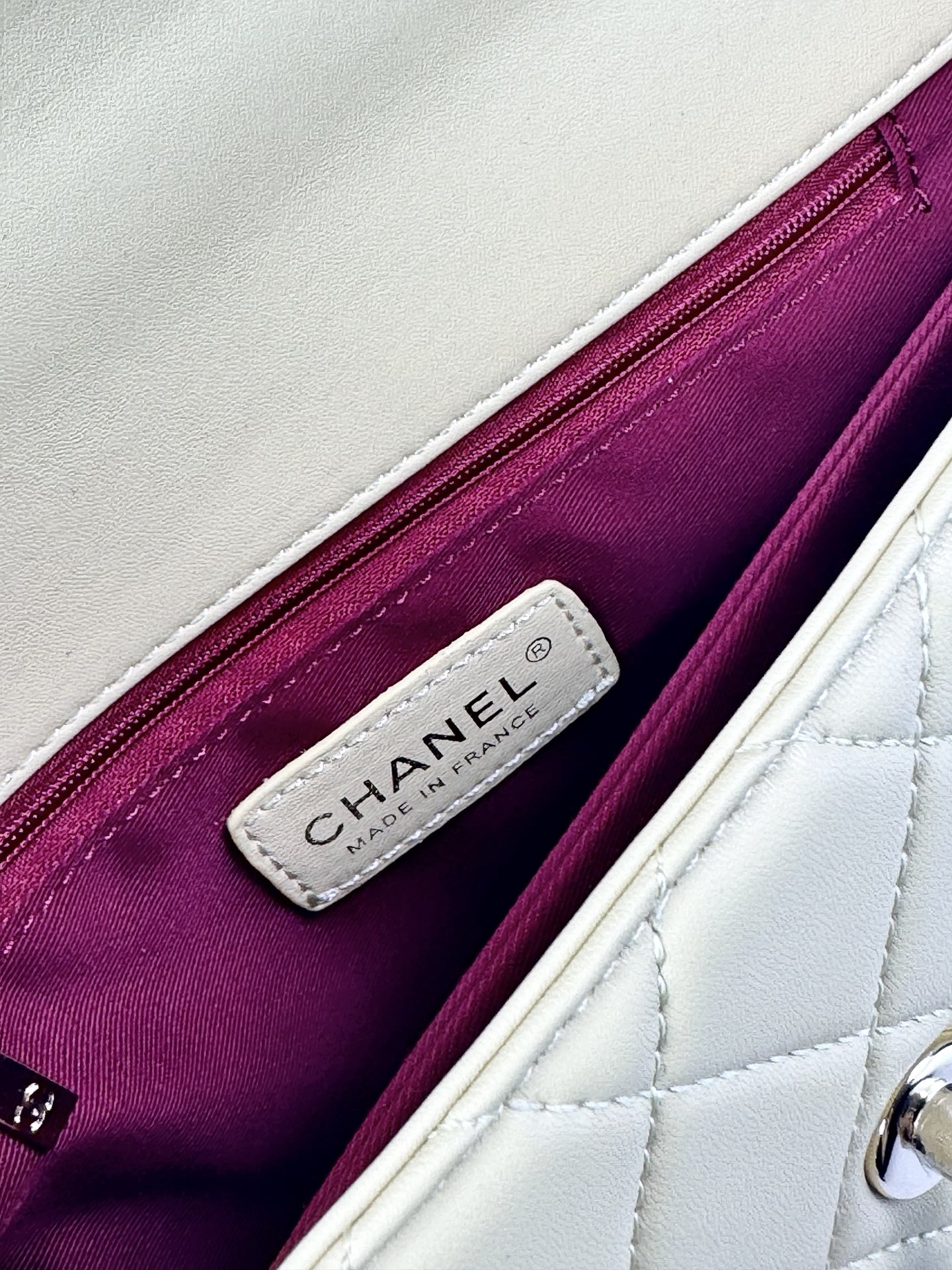 这款Chanel 横版新款 出新羊皮材质啦采用经典菱格纹设计，搭配淡金色五金，视觉上高级感十足，自带“财