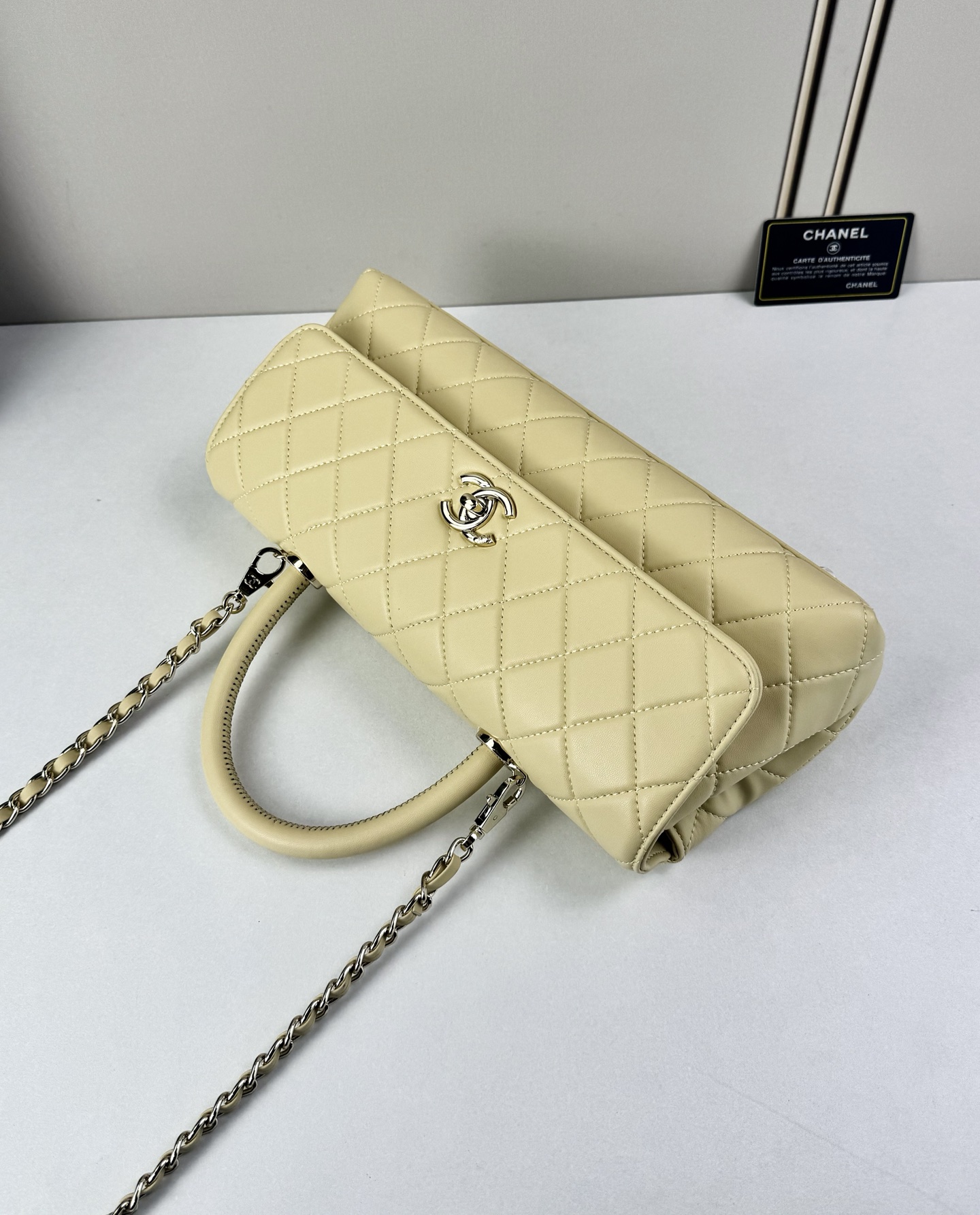 这款Chanel 横版新款 出新羊皮材质啦采用经典菱格纹设计，搭配淡金色五金，视觉上高级感十足，自带“财