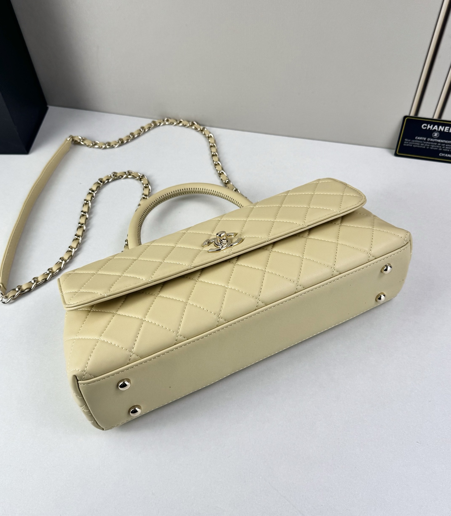 这款Chanel 横版新款 出新羊皮材质啦采用经典菱格纹设计，搭配淡金色五金，视觉上高级感十足，自带“财