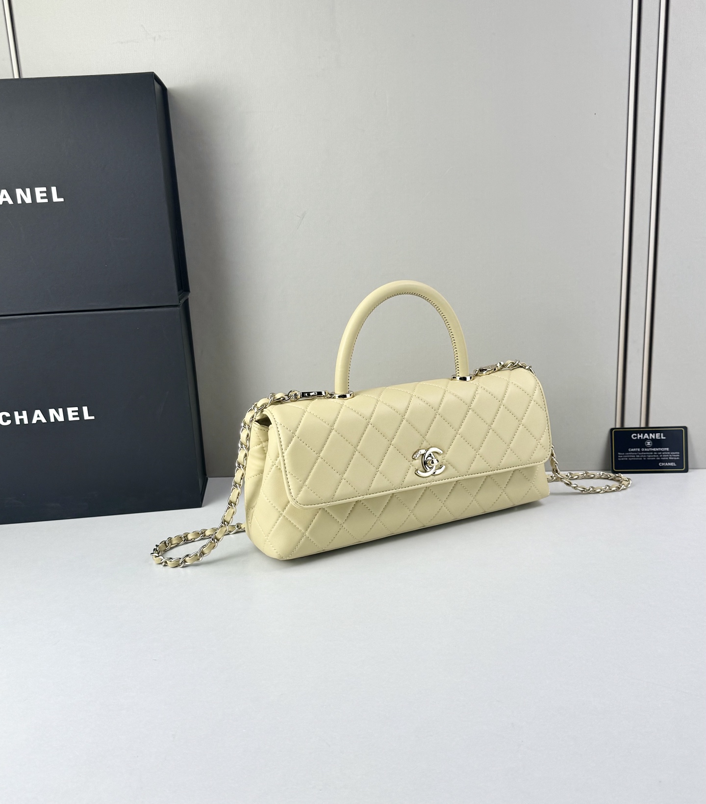 这款Chanel 横版新款 出新羊皮材质啦采用经典菱格纹设计，搭配淡金色五金，视觉上高级感十足，自带“财