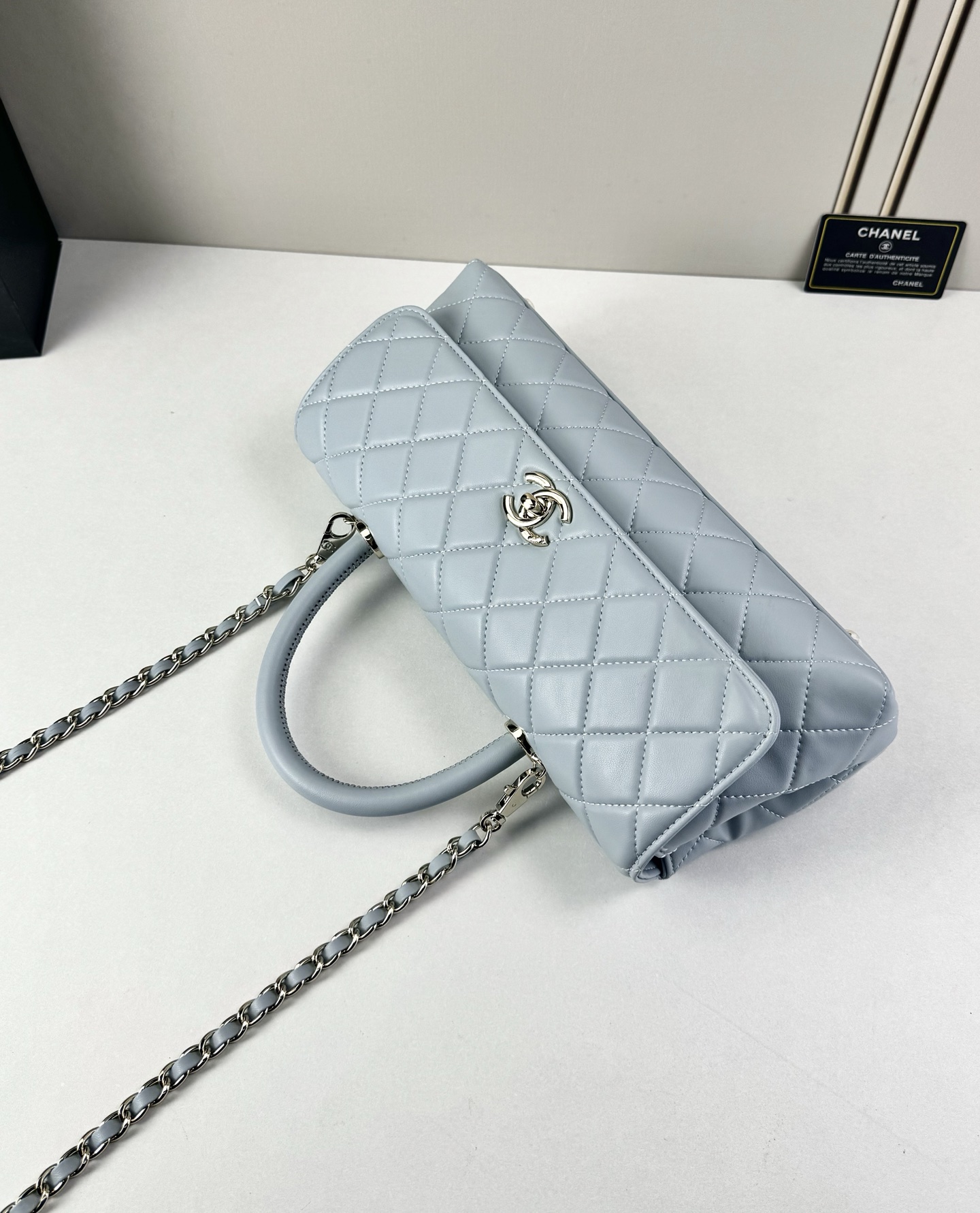 这款Chanel 横版新款 出新羊皮材质啦采用经典菱格纹设计，搭配淡金色五金，视觉上高级感十足，自带“财