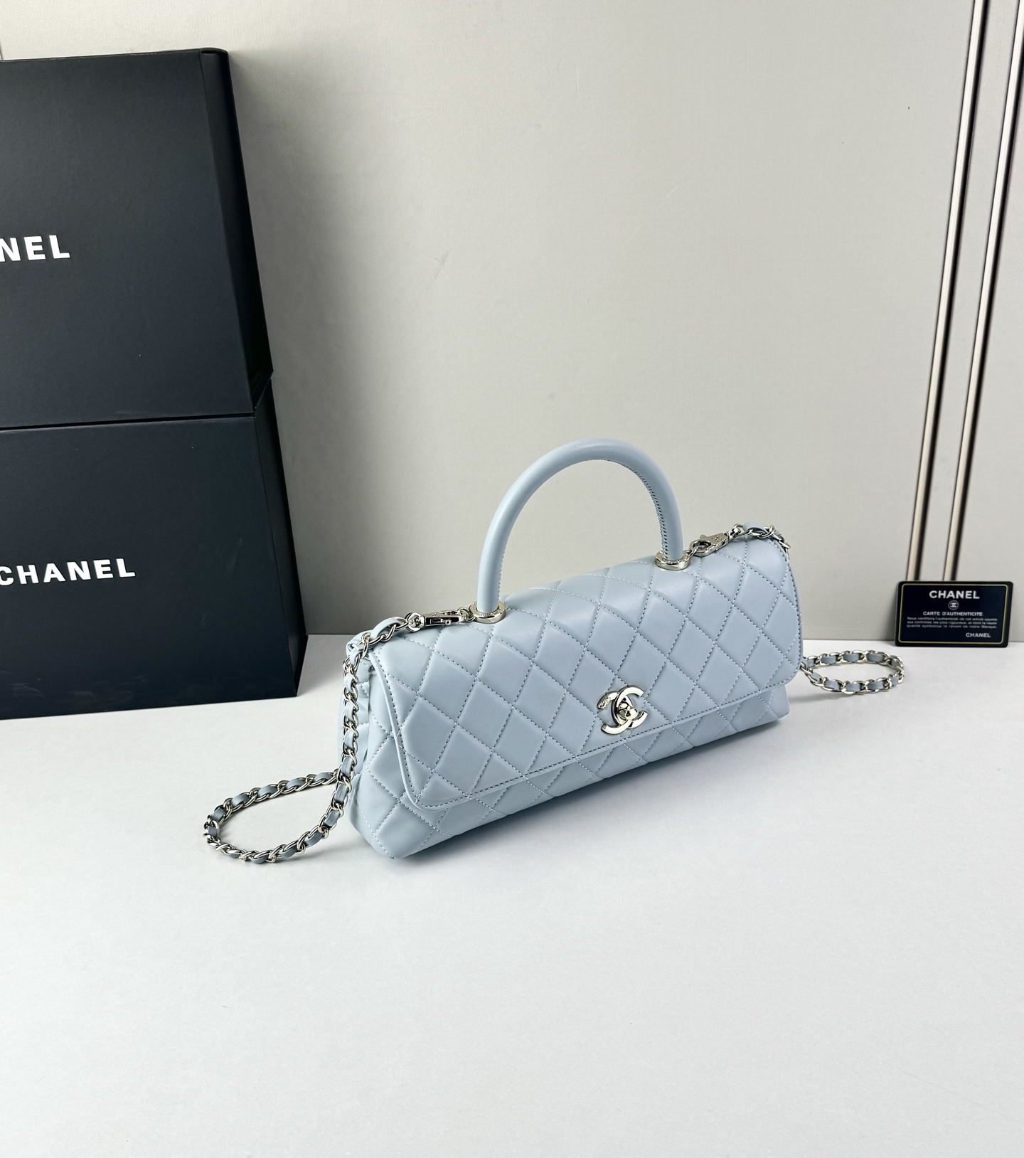 这款Chanel 横版新款 出新羊皮材质啦采用经典菱格纹设计，搭配淡金色五金，视觉上高级感十足，自带“财