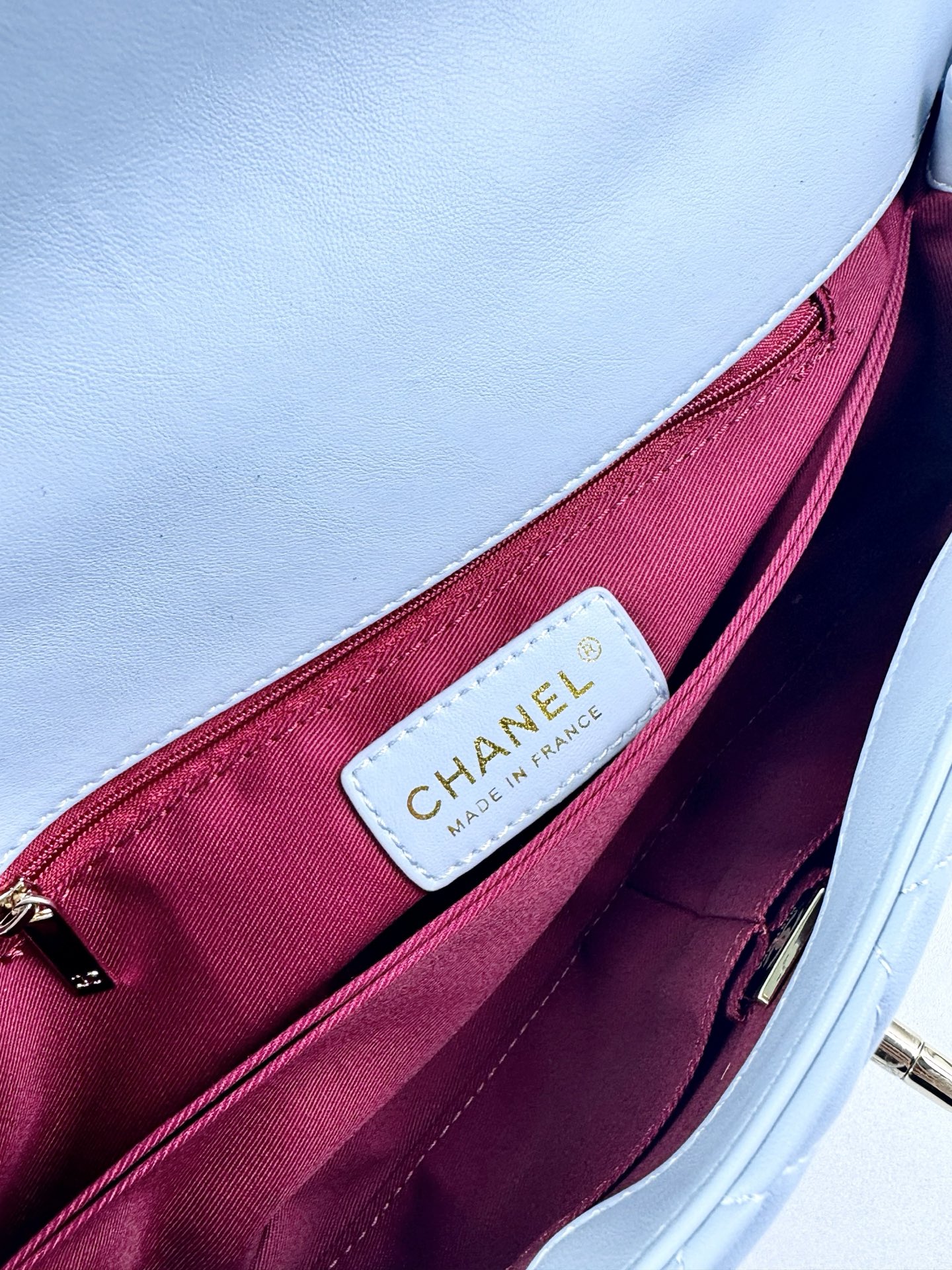 这款Chanel 横版新款 出新羊皮材质啦采用经典菱格纹设计，搭配淡金色五金，视觉上高级感十足，自带“财