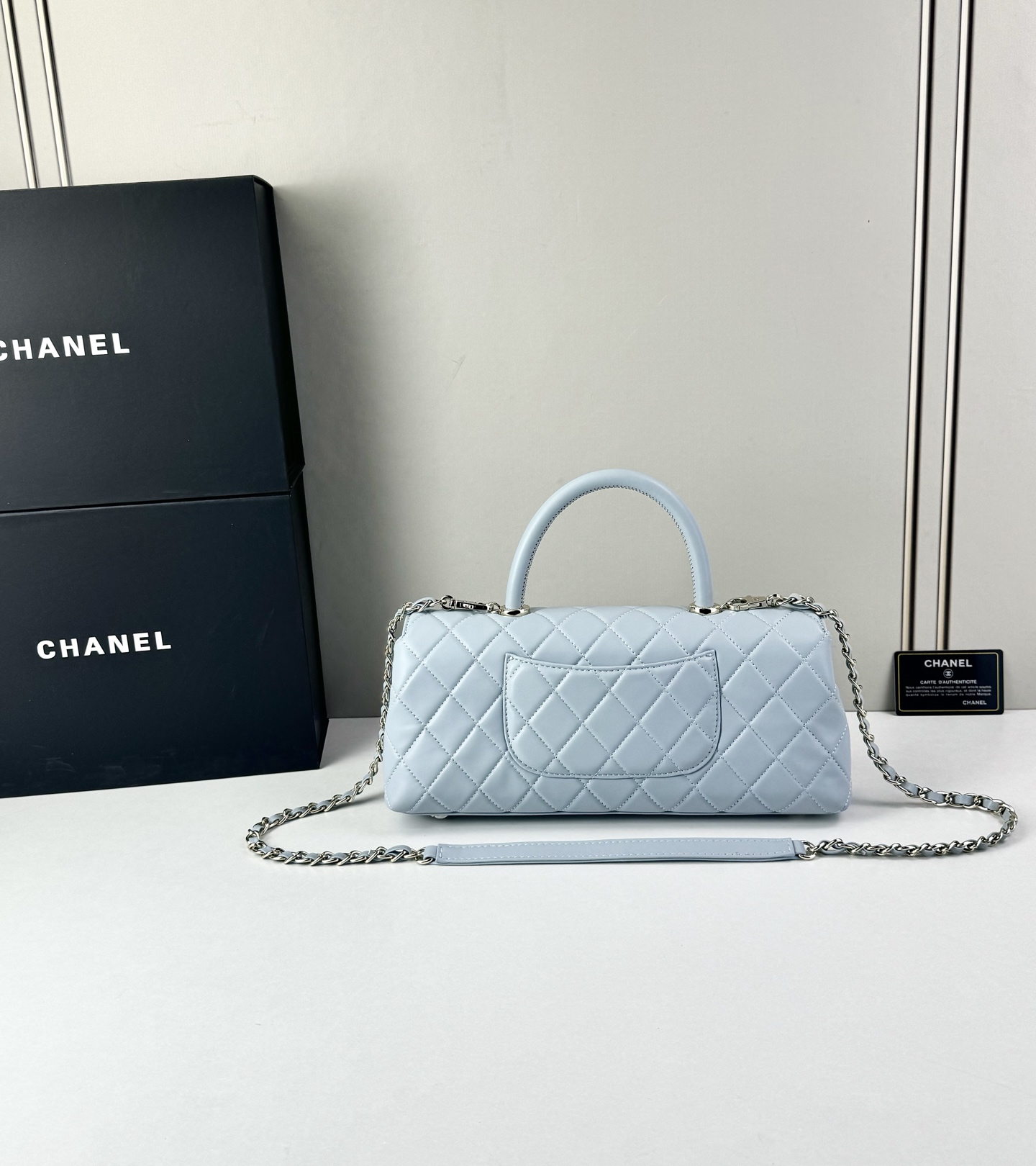 这款Chanel 横版新款 出新羊皮材质啦采用经典菱格纹设计，搭配淡金色五金，视觉上高级感十足，自带“财