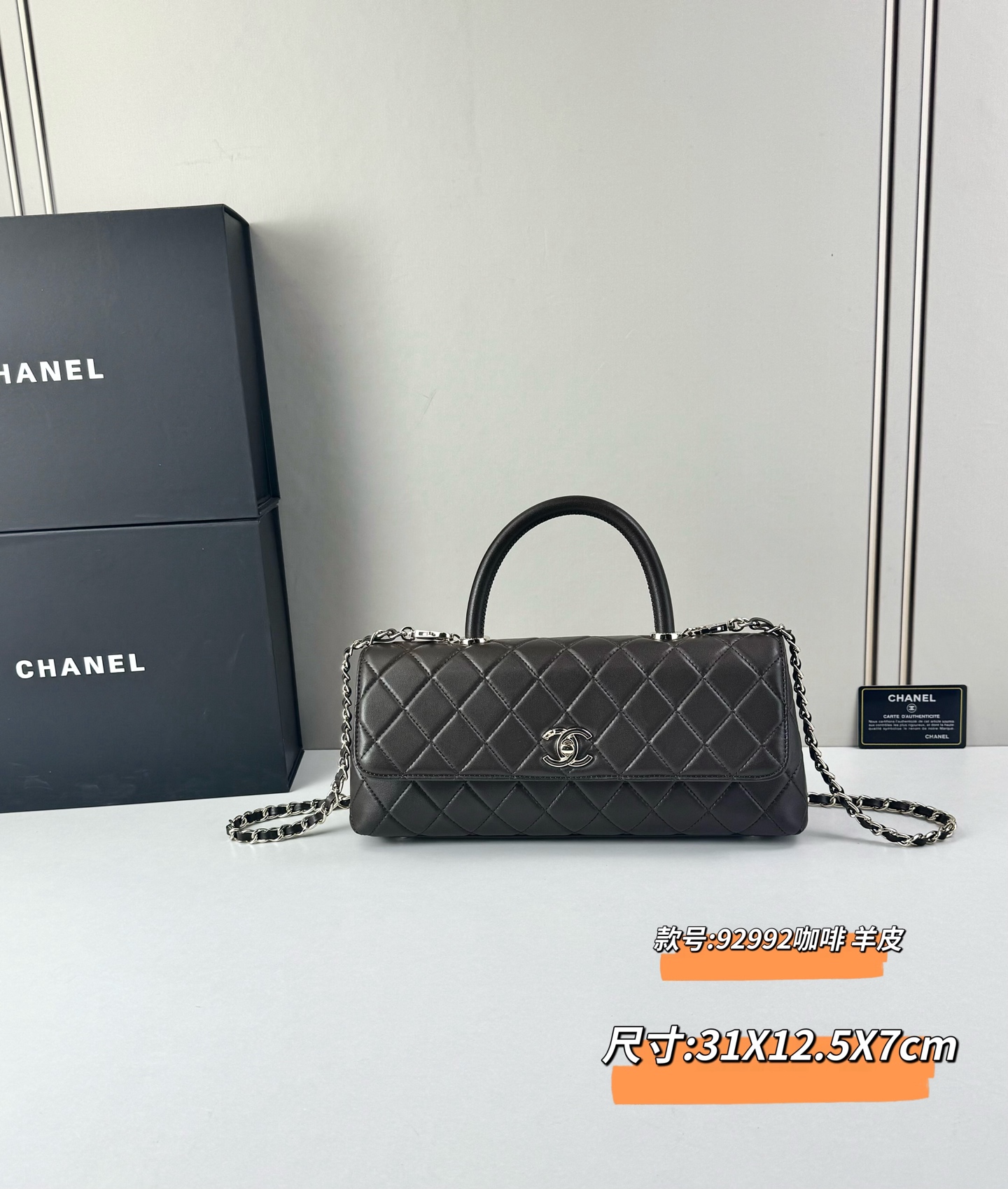 这款Chanel 横版新款 出新羊皮材质啦采用经典菱格纹设计，搭配淡金色五金，视觉上高级感十足，自带“财