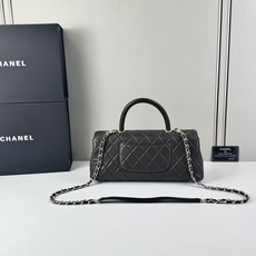 这款Chanel 横版新款 出新羊皮材质啦采用经典菱格纹设计,搭配淡金色五金,视觉上高级感十足,自带“财 这款Chanel 横版新款 出新羊皮材质啦采用经典菱格纹设计,搭配淡金色五金,视觉上高级感十足,自带“财