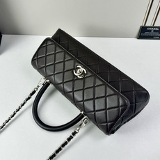 这款Chanel 横版新款 出新羊皮材质啦采用经典菱格纹设计,搭配淡金色五金,视觉上高级感十足,自带“财 这款Chanel 横版新款 出新羊皮材质啦采用经典菱格纹设计,搭配淡金色五金,视觉上高级感十足,自带“财